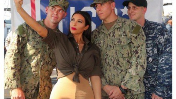 Kim Kardashian : selfie avec l'armée américaine !