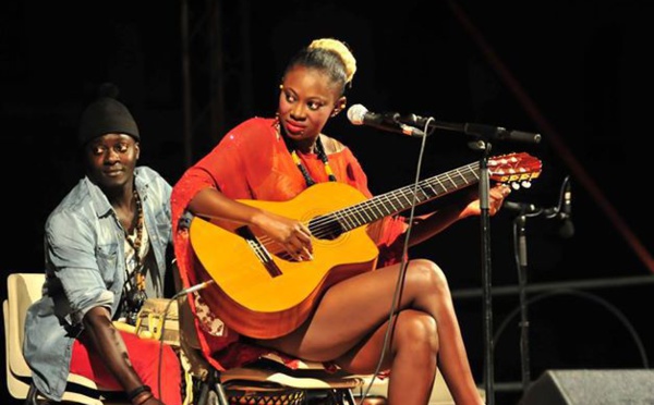 Arrêt sur image! La choriste Mame Diarra Guèye avec son joint en Italie