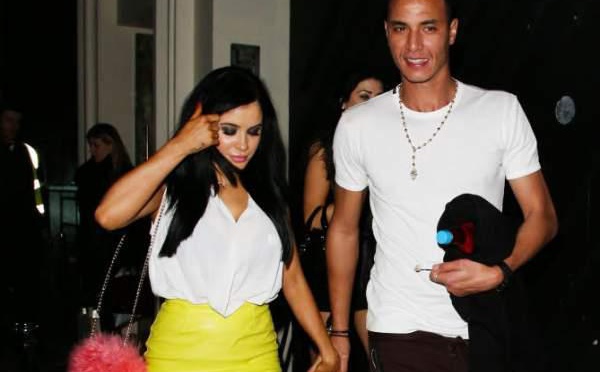 Chamakh au bras de deux jumelles Playboy