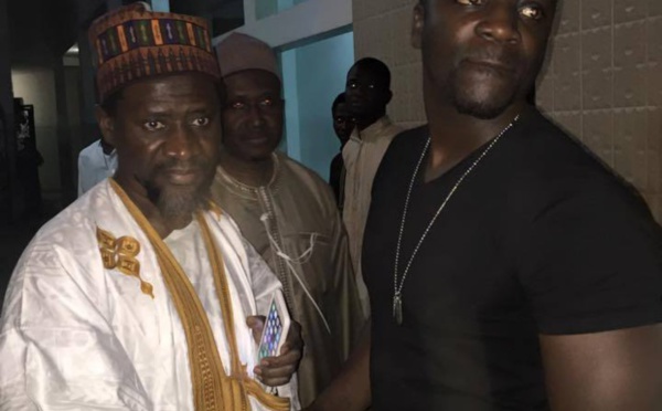 Akon chez Cheikh Mahi Cissé à Médina Baye Niass