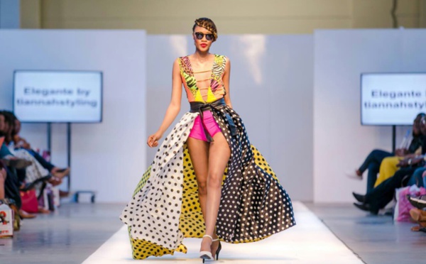 La Gambienne Régina Maneh ex miss d'Angleterre sur le podium.