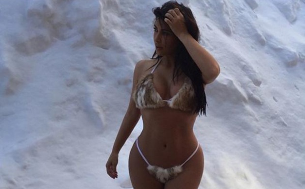 Kim Kardashian pose complètement à poils… 