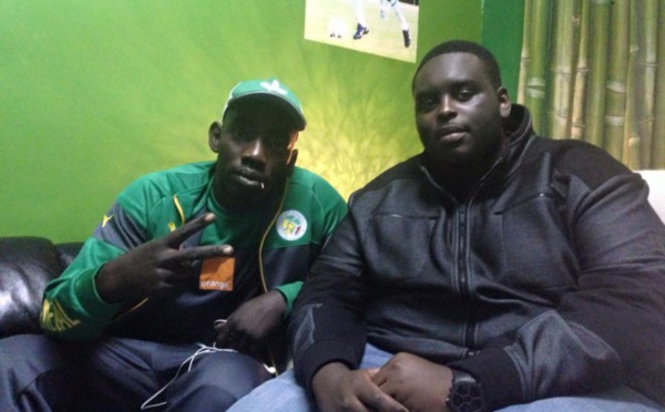 Niang "Bou Kharagne Lo" pose avec Amadou le fils du président Macky Sall
