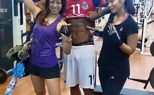 Pendant ce temps là... El hadj Ousseynou Diouf s'éclate en salle de musculation avec des malaisiennes