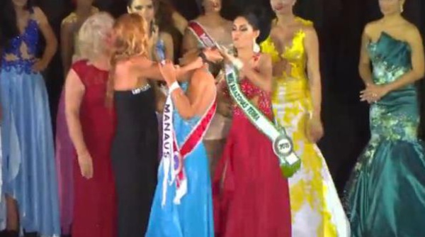 Brésil : Miss Amazonie se fait arracher sa couronne par sa rivale