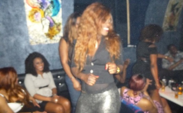 La discréte Séngalaise de Paris Ngone Flora en mode fiesta au Star Night.