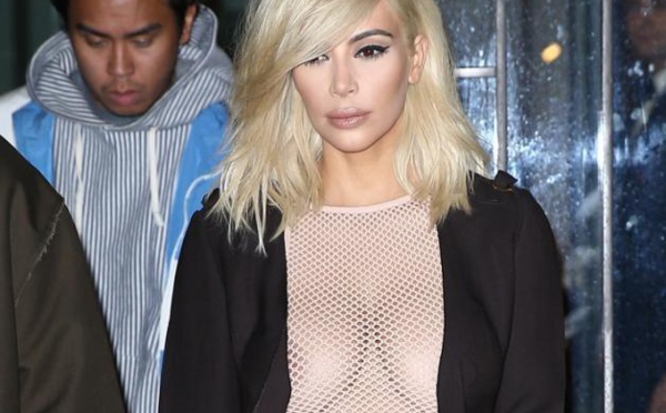 Kim Kardashian dévoile (encore) sa poitrine !