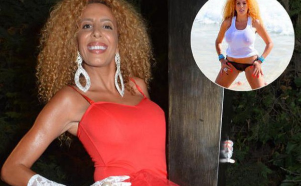 Afida Turner exhibe sa poitrine en mode t-shirt mouillé(Photo)