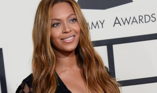 Beyoncé : Très sexy en maillot, Chris Brown lui déclare sa flamme