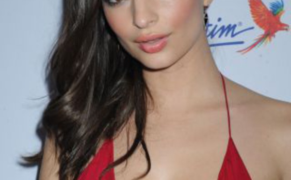 Emily Ratajkowski : encore un décolleté de folie pour la bombe