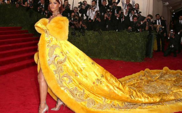 Rihanna, moquée à cause de sa robe pizza, elle répond !