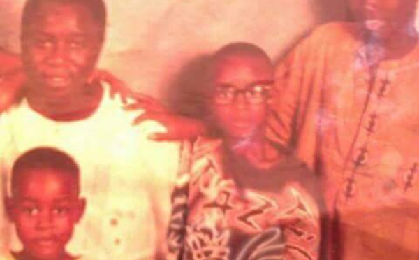 Souvenir : Thione Seck en compagnie de Wally (en tunique marron) et de ses petits-frères