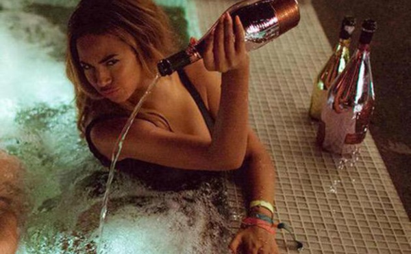 Beyoncé gaspille une bouteille de champagne à 20 000 dollars et choque son public