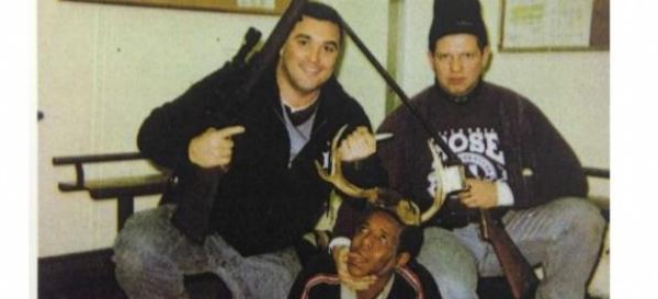 Des policiers américains posent avec un suspect noir grimé en trophée de chasse