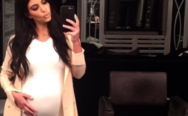 Kim Kardashian, enceinte, affiche ses rondeurs