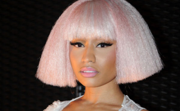 Nicki Minaj : décolleté XXL et perruque rose à la Fashion Week de Milan
