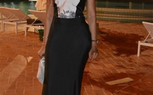 Bessel Bass élégante dans sa jolie robe