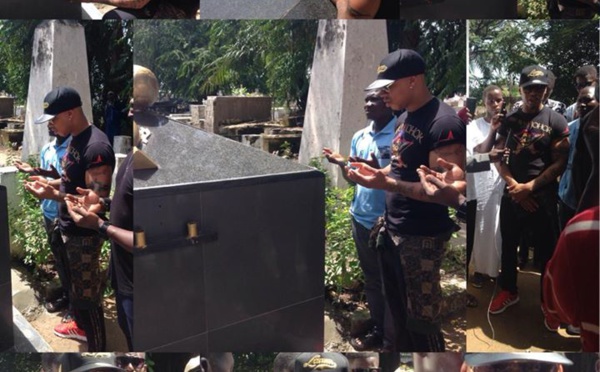 El Hadji Diouf se recueillant sur la tombe de Jules François Bocandé