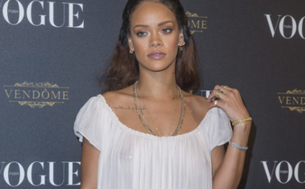Rihanna dévoile sa poitrine dans un nouvel extrait de “BBHMM)
