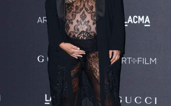 Enceinte, Kim Kardashian ose le transparent La star s'est rendue au gala du LACMA (Los Angeles County Museum of Art) dans une robe transparente signée Givenchy.