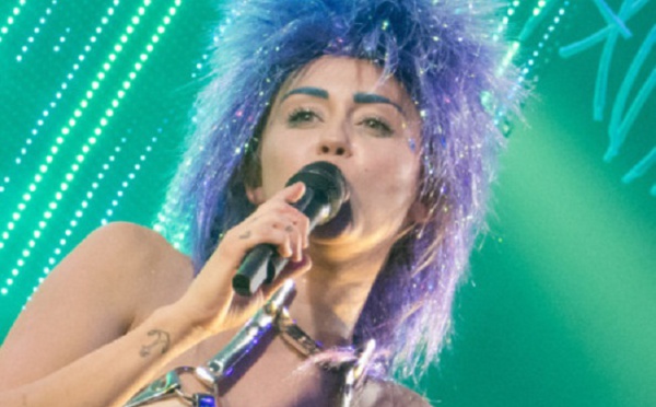 Elle a osé ! Miley Cyrus débarque sur scène avec… un sex-toy géant entre les jambes (photos)