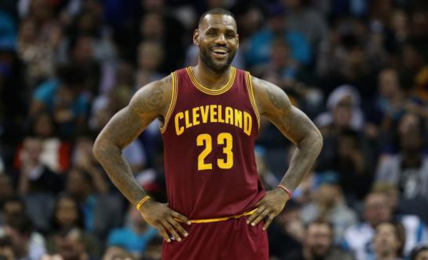 LeBron James signe avec Nike un contrat à vie (et sans doute record)