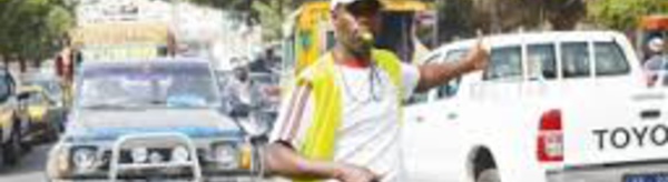 Amadou Sy, régulateur volontaire de la circulation aux maristes récompensé par une intégration dans la fonction publique