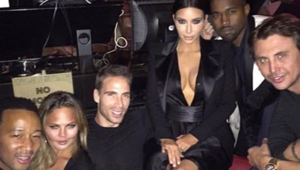 Kim Kardashian déclare la guerre à Twitter Kim Kardashian a ouvert le feu contre Twitter. La raison? Le réseau social ne veut pas autoriser l'utilisation des Kimojis, des émojis dont elle est la créatrice.