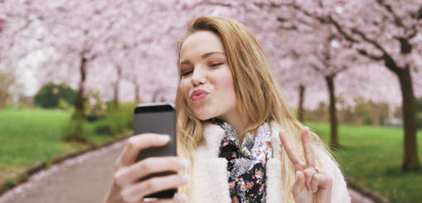 Pourquoi les selfies sont mauvais pour votre couple D'après une étude réalisée par l'université d'Etat de Floride, le nombre de selfies que vous postez sur Instagram peut avoir un impact négatif sur vos relations avec les autres.