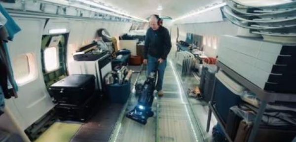 Il vit dans un Boeing 727