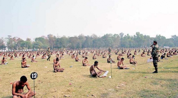 INSOLITE / INDE : TOUS EN SLIP POUR ÉVITER LA TRICHERIE LORS D'UN EXAMEN DE L'ARMÉE !