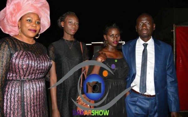 SERIGNE MBOUP ENTOURÉ DE SA PETITE FAMILLE.