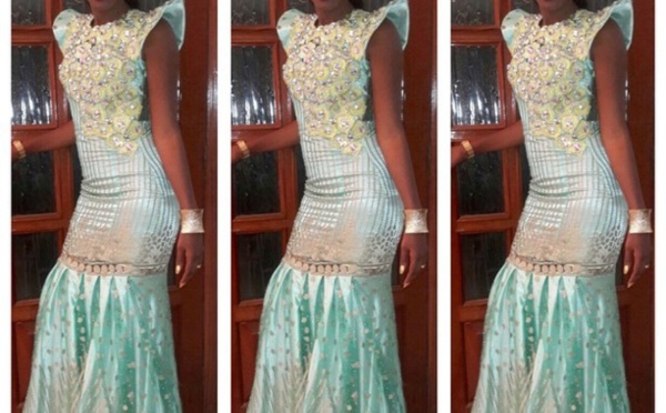 Queen Biz rayonnante dans une somptueuse robe