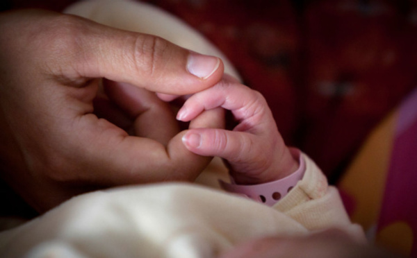 Un bébé d'un an développe des organes sexuels d'un homme adulte