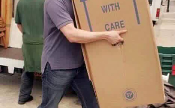 Leçon d'humilité du PM Britannique Cameron qui aide les déménageurs. Nos "kilifas" devraient s'en inspirer...