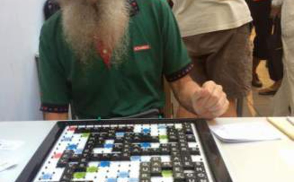 Le champion du monde de Scrabble francophone ne parle pas français