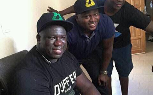 Modou Lô prend la pose avec Yékini